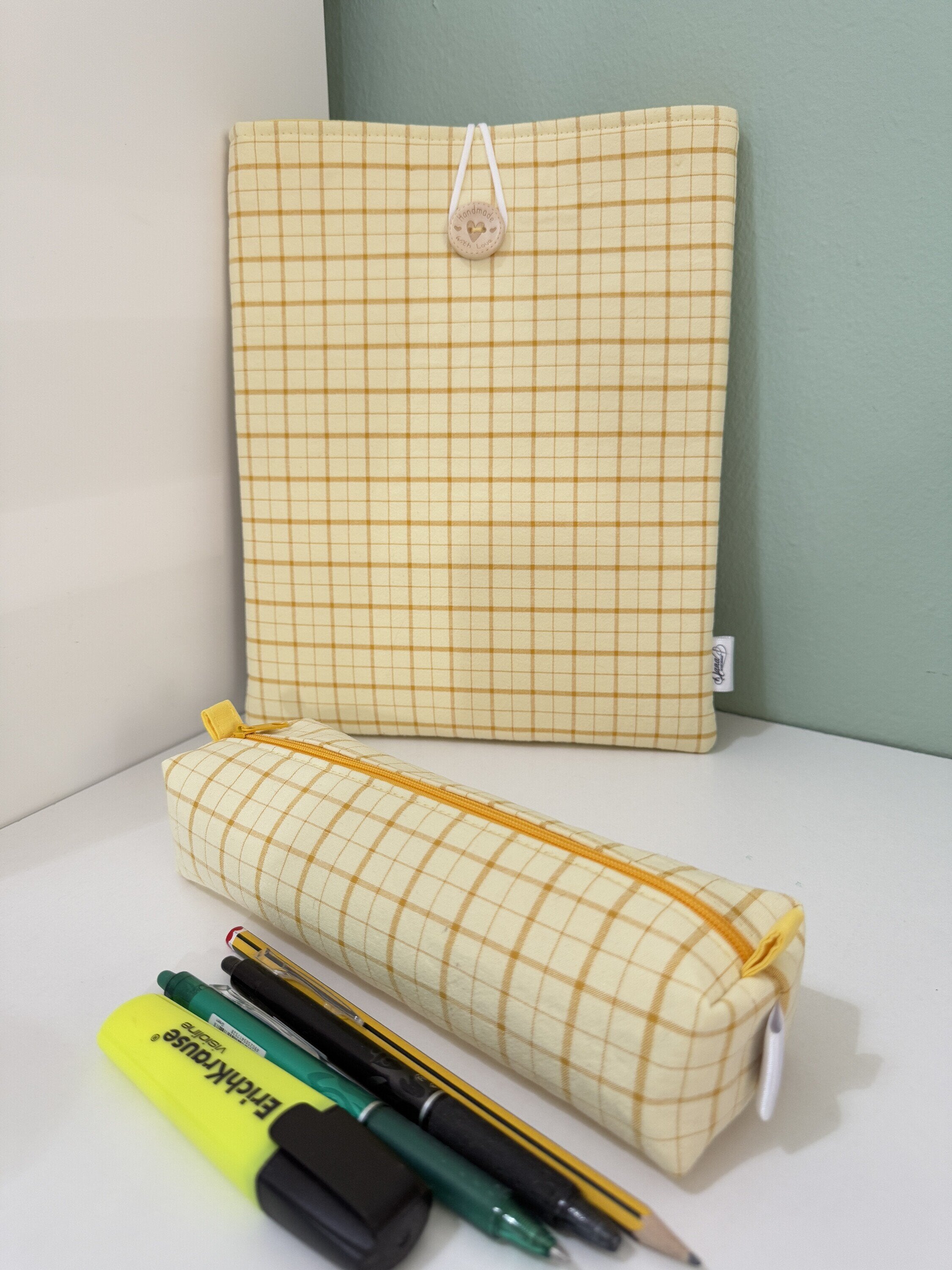 Pack Funda de Libro Acolchada + Estuche a Juego · Vichy Ventana Amarillo