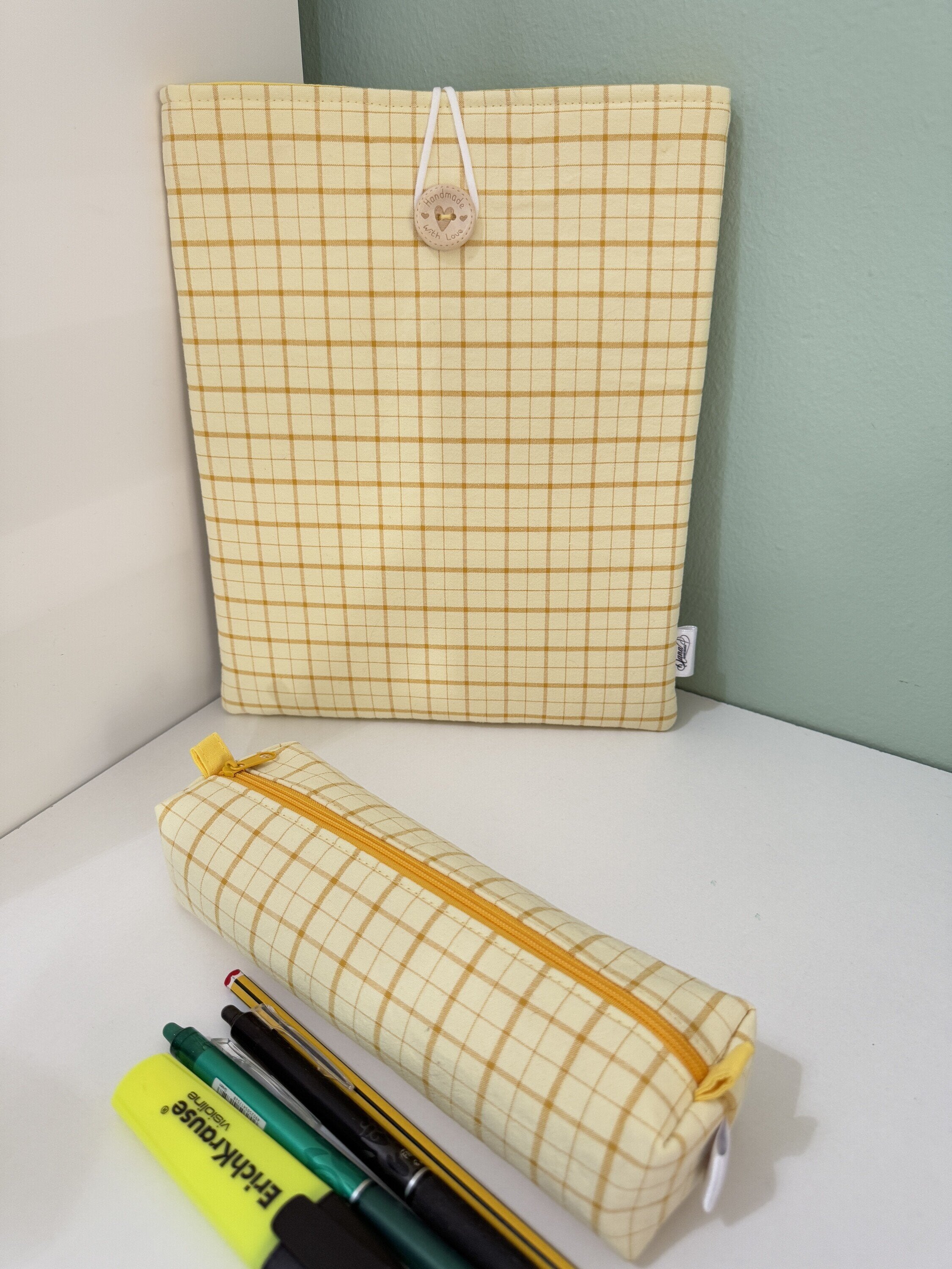 Pack Funda de Libro Acolchada + Estuche a Juego · Vichy Ventana Amarillo