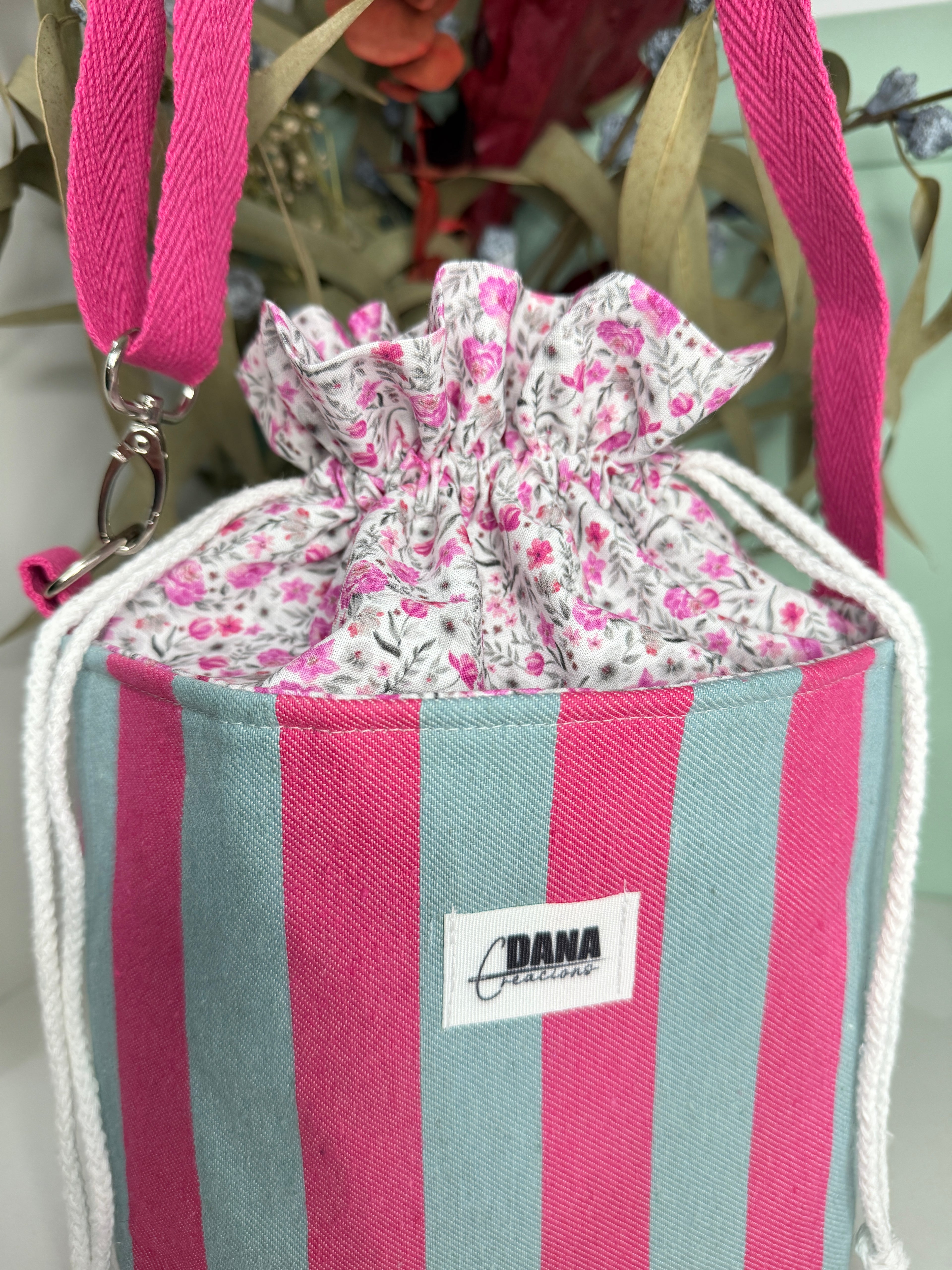 Bolso Bombonera rayas fucsia y gris con flores