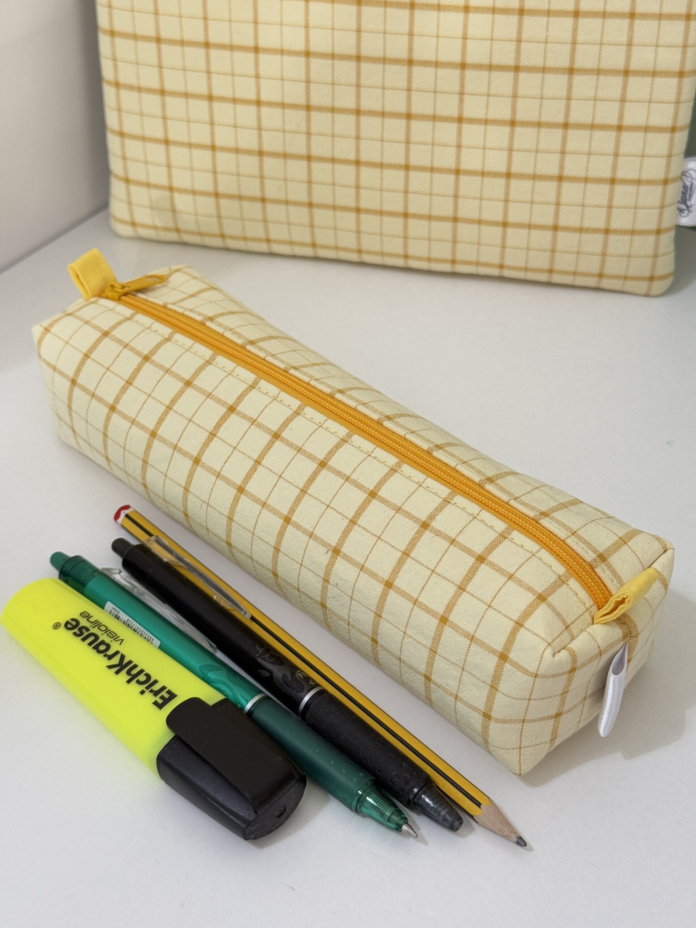 Pack Funda de Libro Acolchada + Estuche a Juego · Vichy Ventana Amarillo