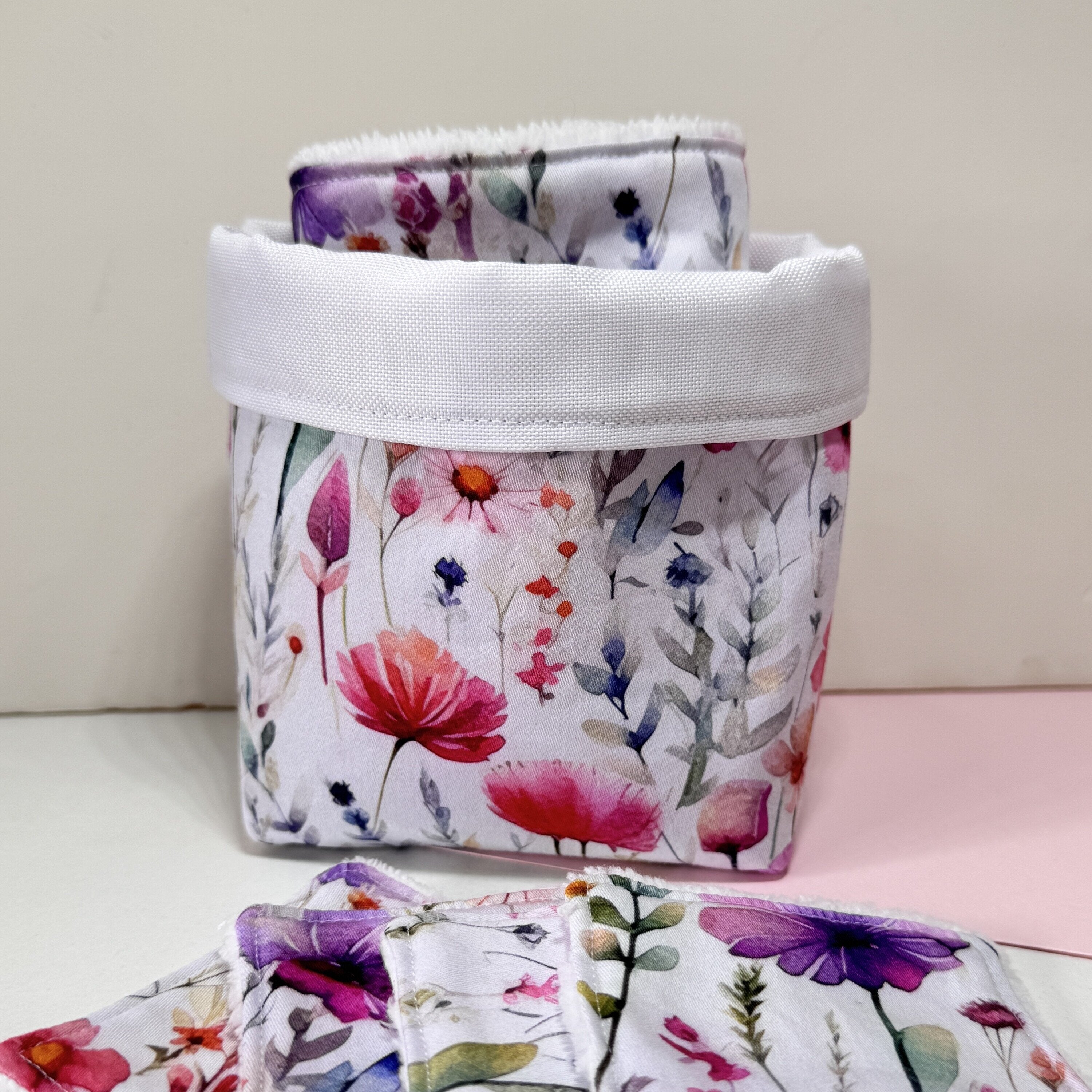 Cesta Skincare Floral con Toallitas de Rizo de Bambú