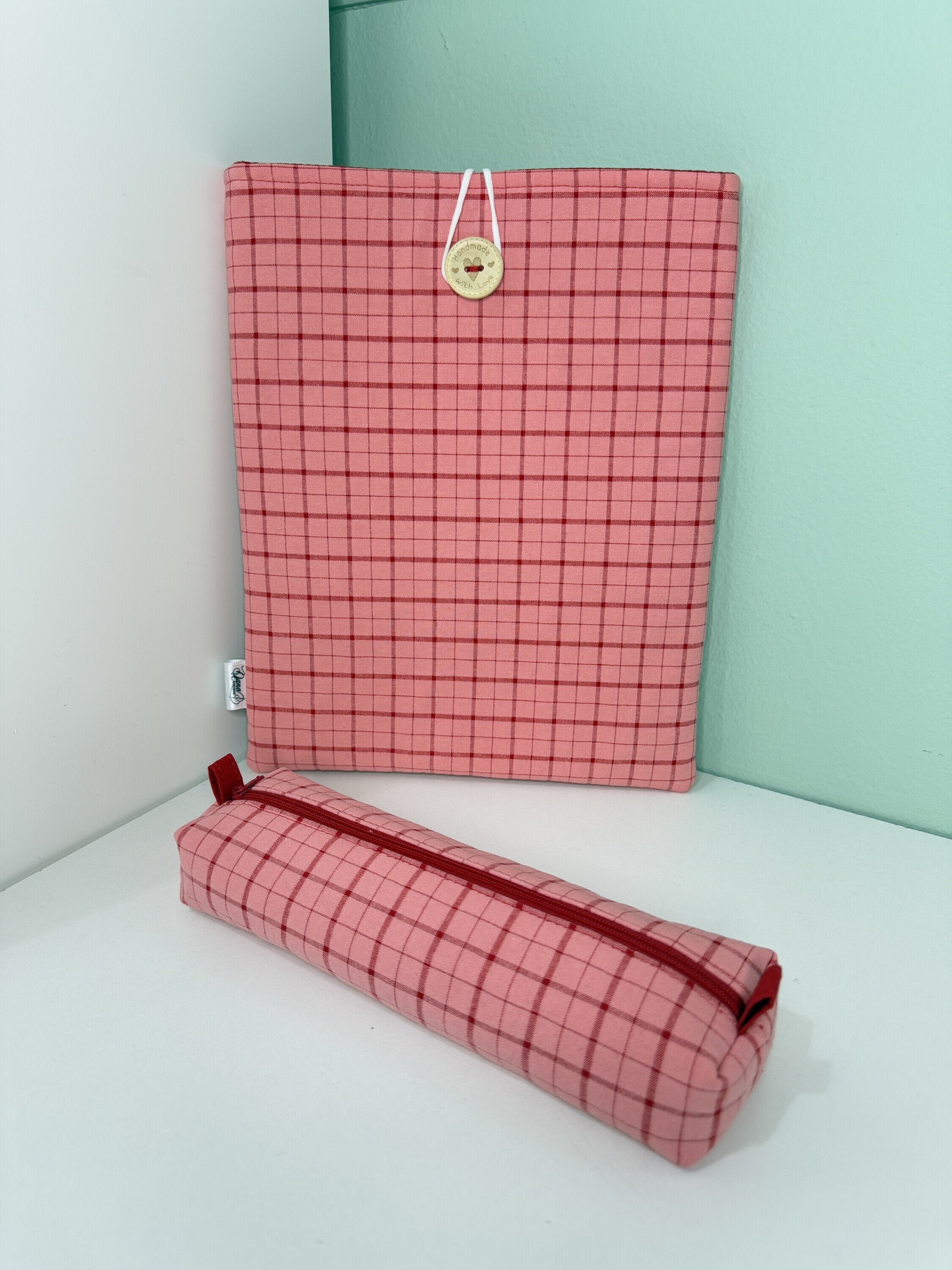 Pack Funda de Libro Acolchada + Estuche a Juego · Vichy Ventana Rojo