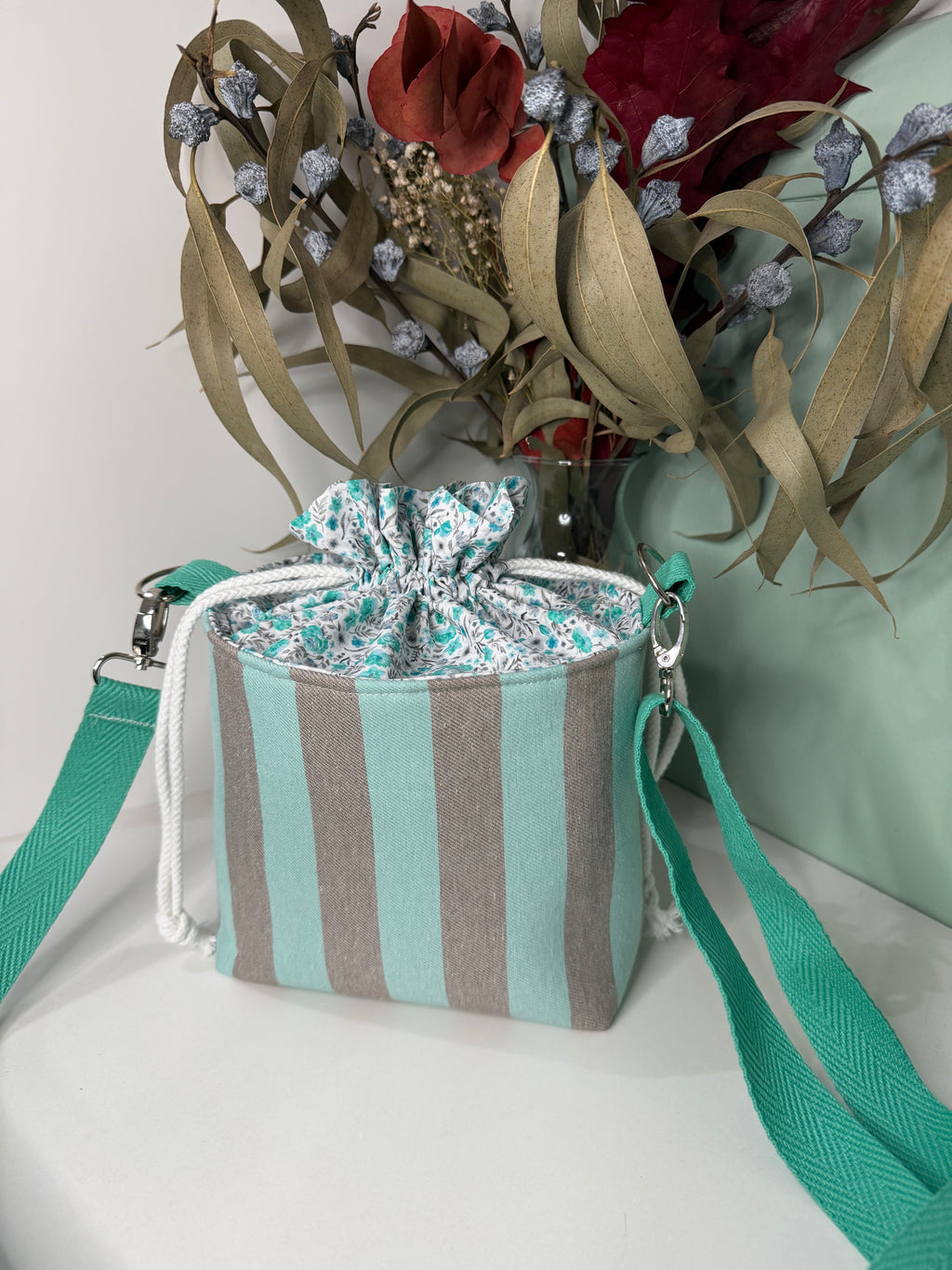 Bolso Bombonera Verde Agua y Gris a Rayas con Flores y Asa Regulable