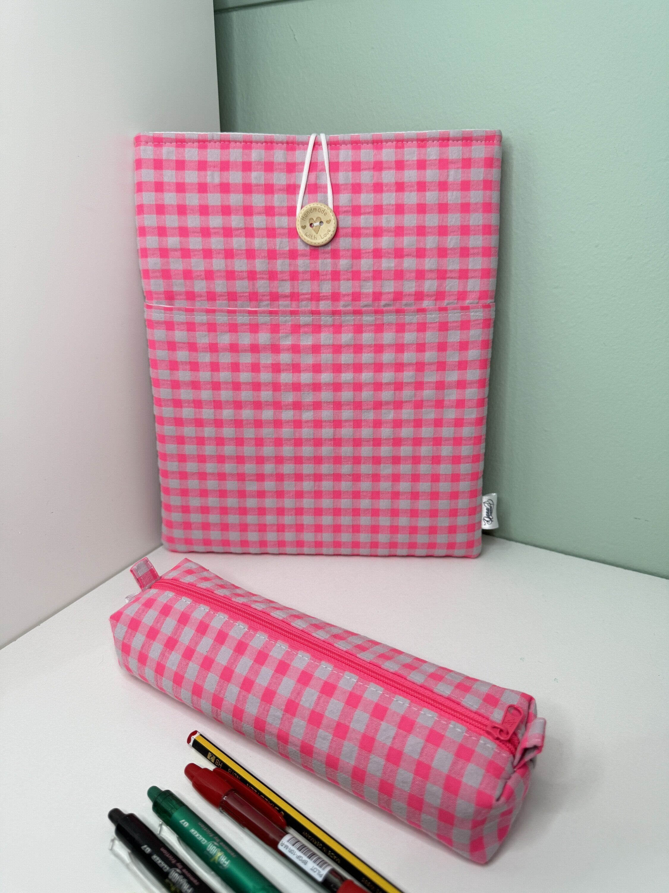 Pack Funda de Libro Acolchada + Estuche a Juego · Vichy Rosa Flúor
