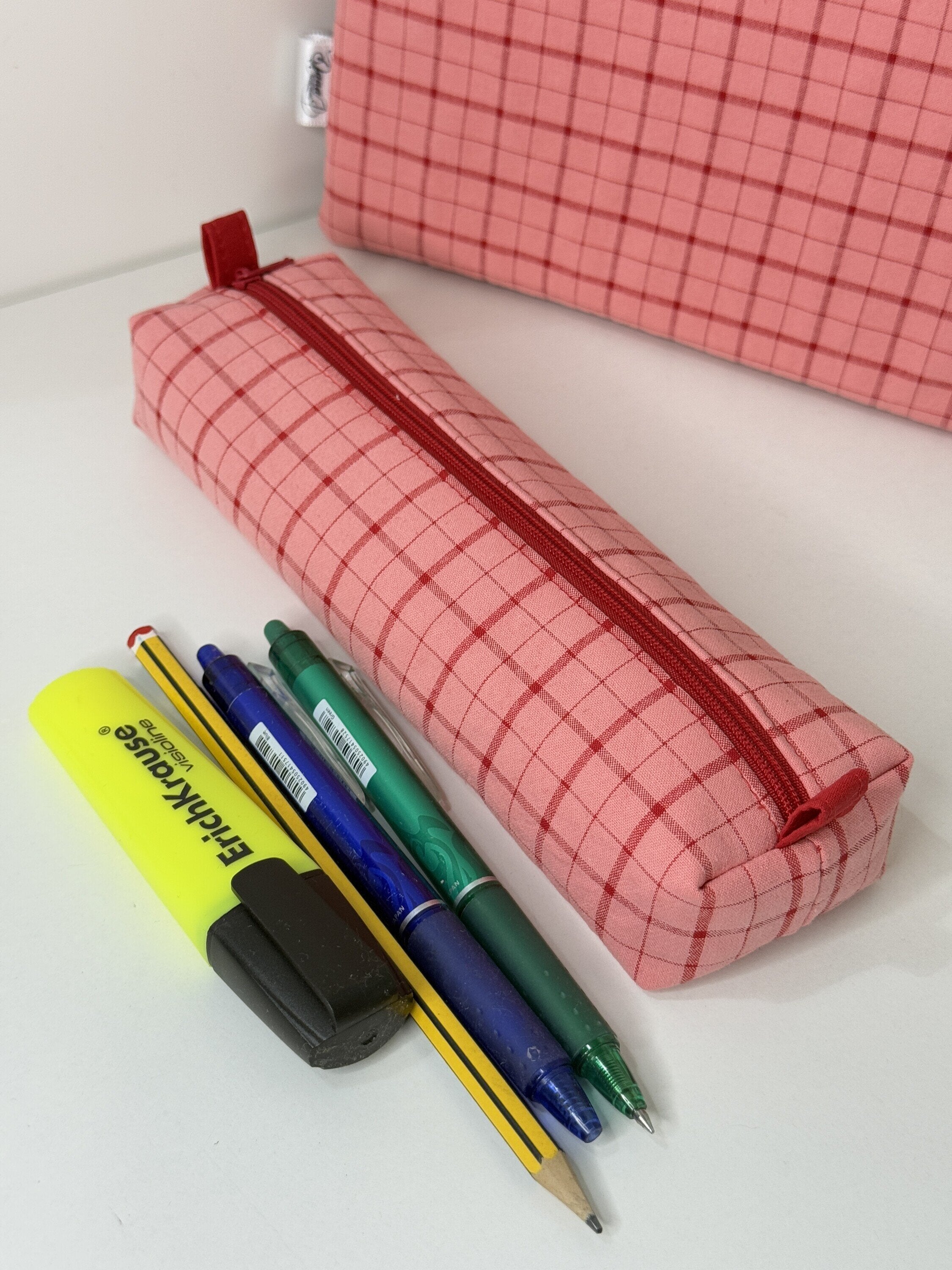 Pack Funda de Libro Acolchada + Estuche a Juego · Vichy Ventana Rojo