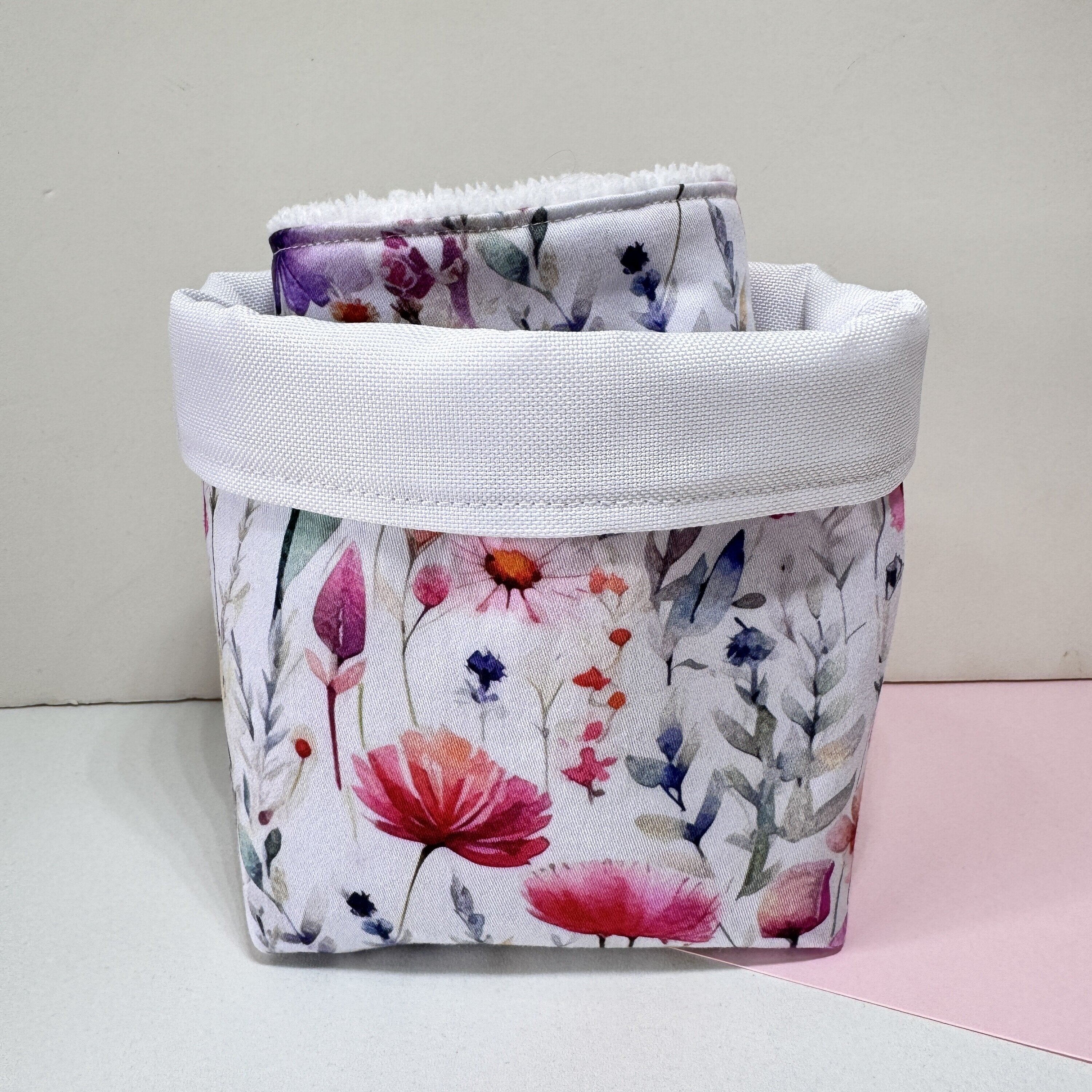 Cesta Skincare Floral con Toallitas de Rizo de Bambú