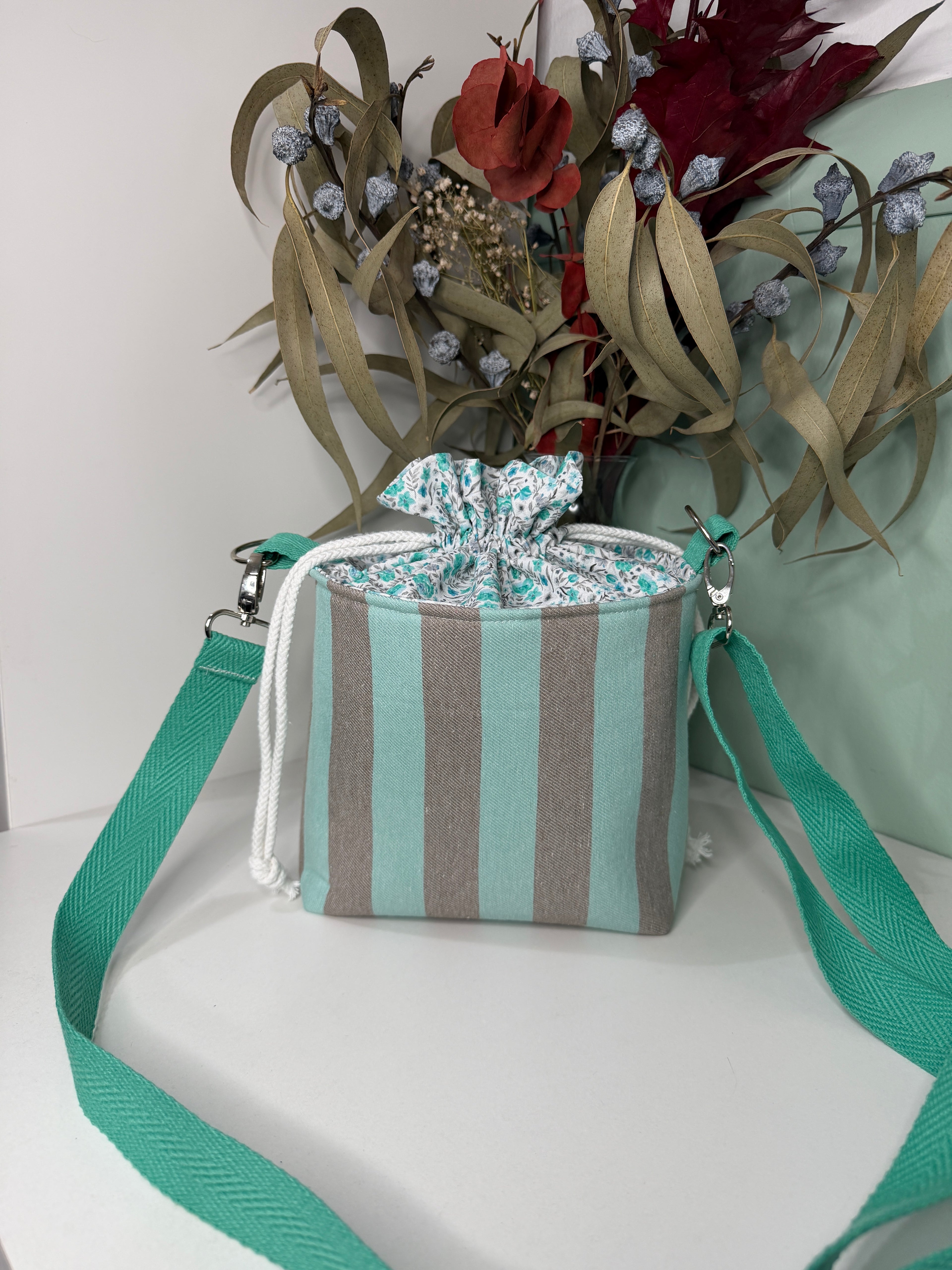 Bolso Bombonera Verde Agua y Gris a Rayas con Flores y Asa Regulable