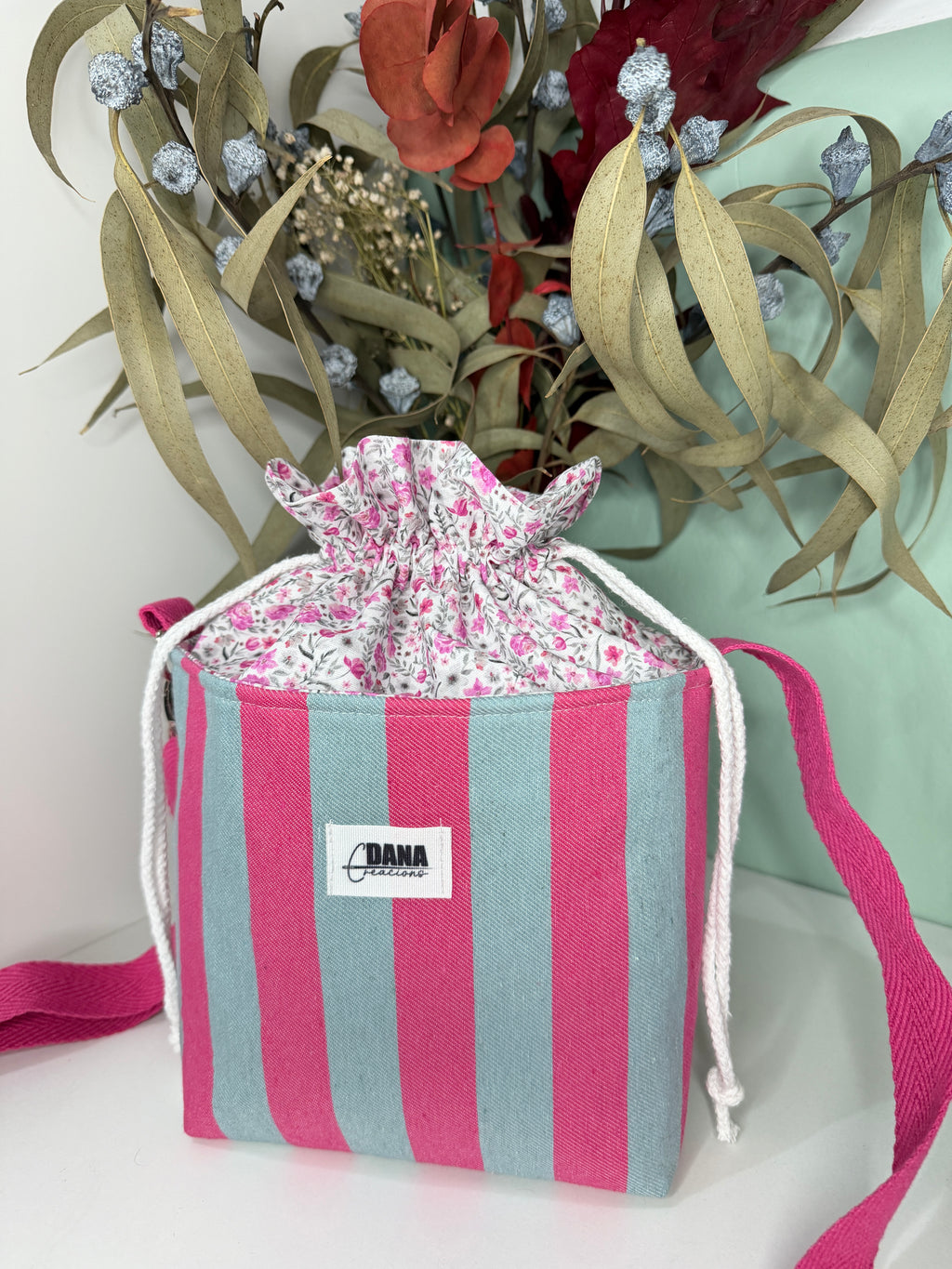Bolso Bombonera rayas fucsia y gris con flores