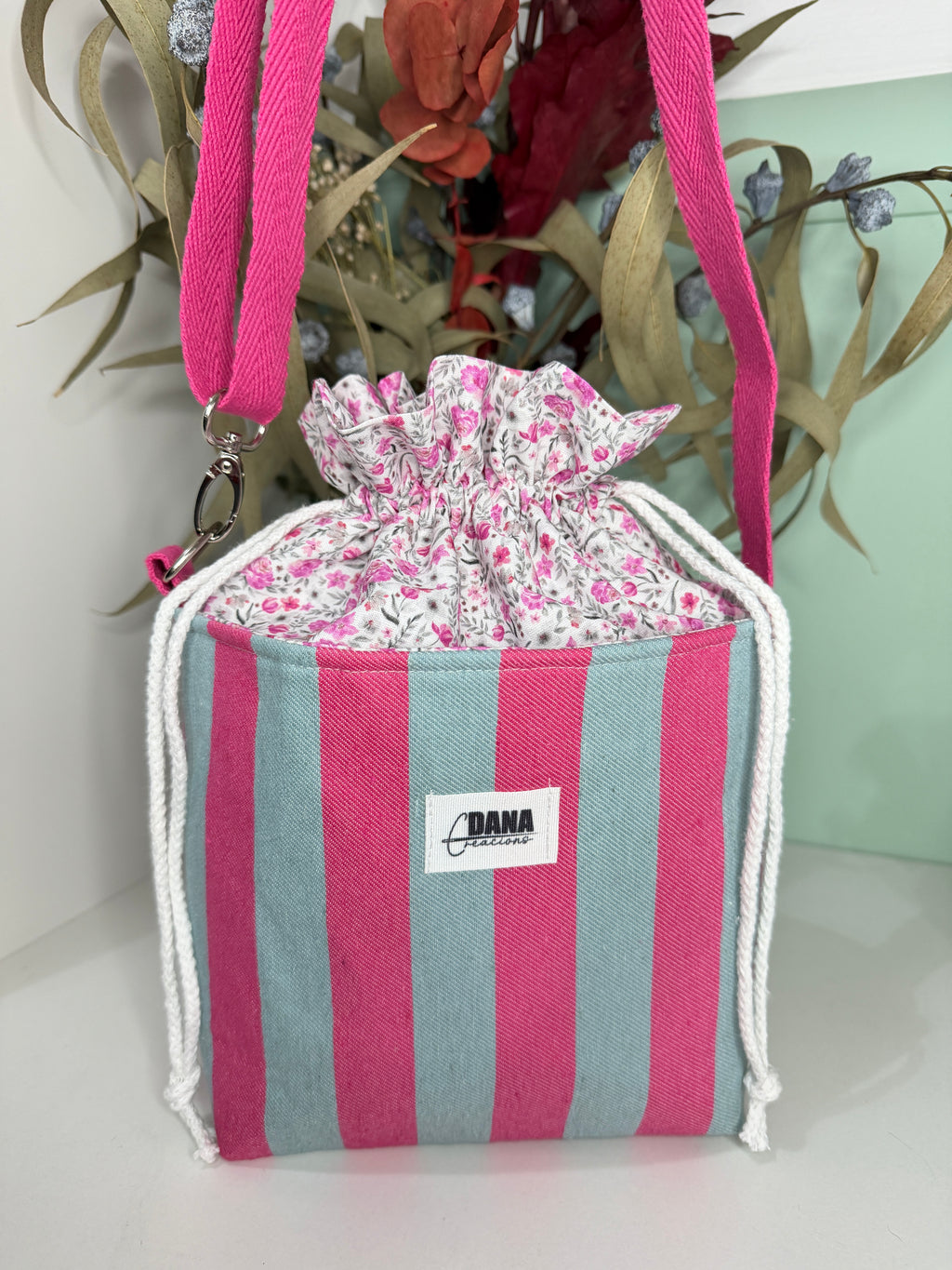 Bolso Bombonera rayas fucsia y gris con flores