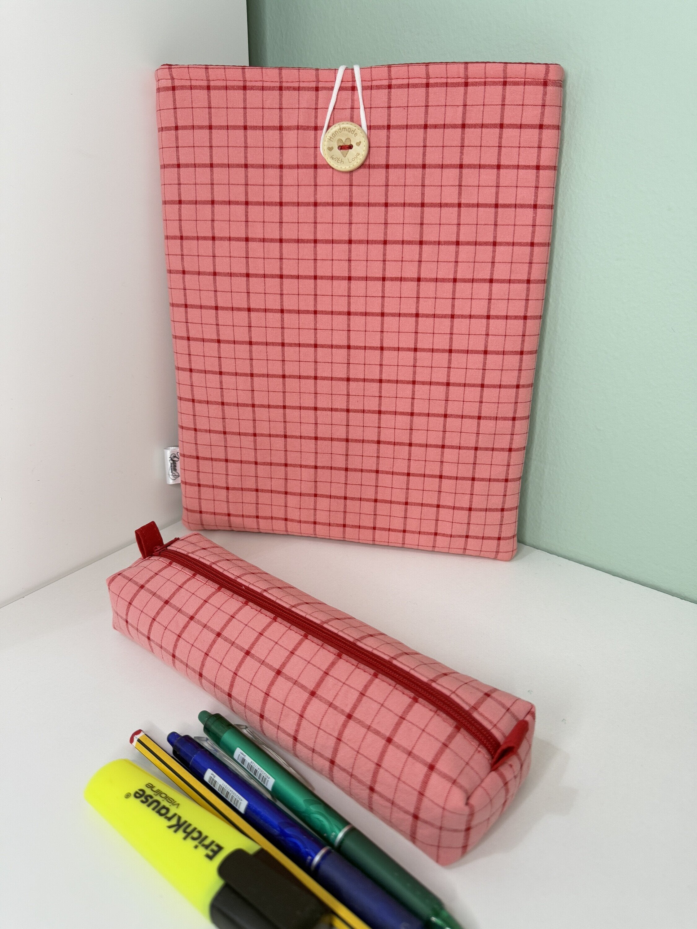 Pack Funda de Libro Acolchada + Estuche a Juego · Vichy Ventana Rojo
